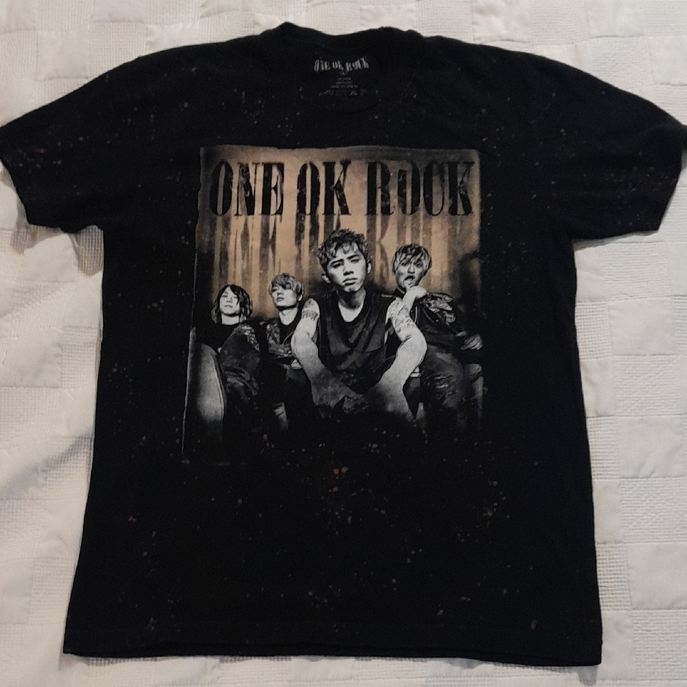 One Ok Rock, Black w/ Splatter Brown “Paint” Unisex T-shirt Size Medium